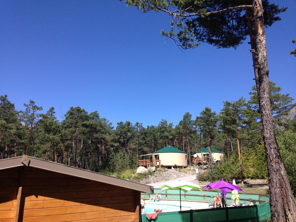 Parc Residentiel De Loisir : Le Loup Blanc Du Riou Otel Barcelonnette Dış mekan fotoğraf