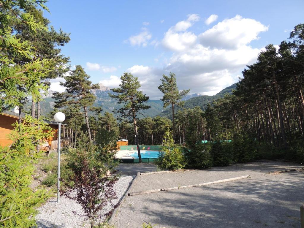 Parc Residentiel De Loisir : Le Loup Blanc Du Riou Otel Barcelonnette Dış mekan fotoğraf